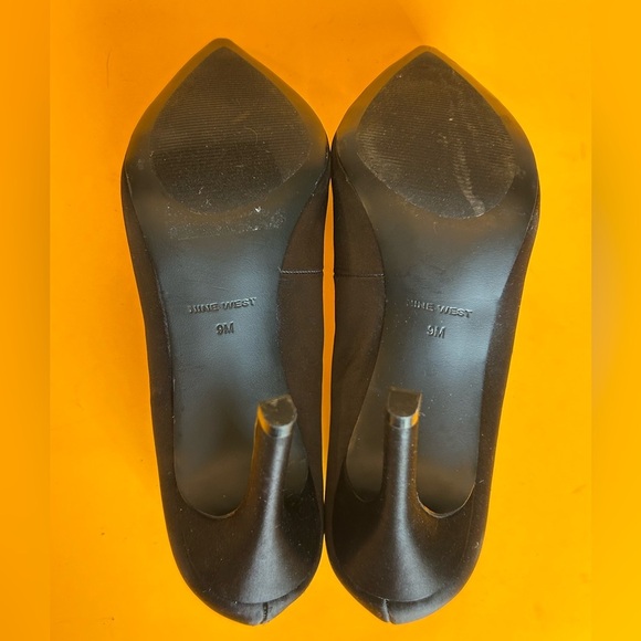 Nine West Black Pumps with Pearl Embellishments - Picture 12 of 13